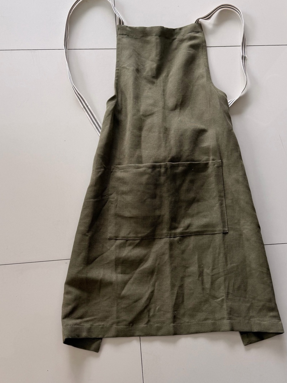 Crate&Barrel Oslo Cross Back Apron with pocket - Picture 4 of 9